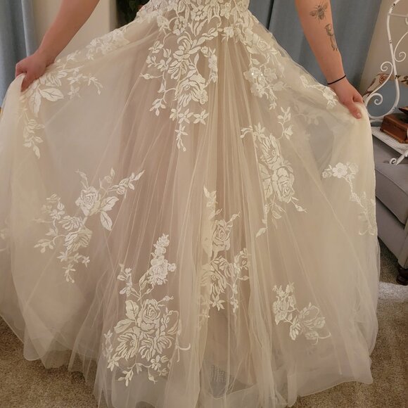 New Wedding Dress- Romantic lace and tulle A-line spaghetti strap Allure Bridals - Picture 3 of 13